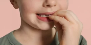 علت جویدن ناخن در کودکان