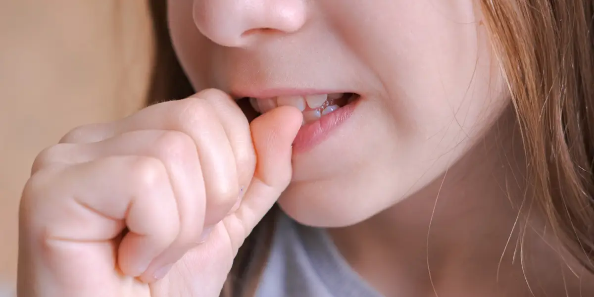 دلایل روانشناختی جویدن ناخن در کودکان