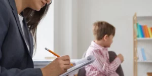 10 راهکار موثر در رفتار با کودکان خجالتی